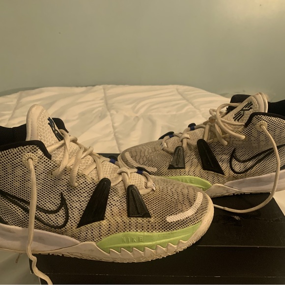 Kyrie’s Nike sneakers - Picture 4 of 6